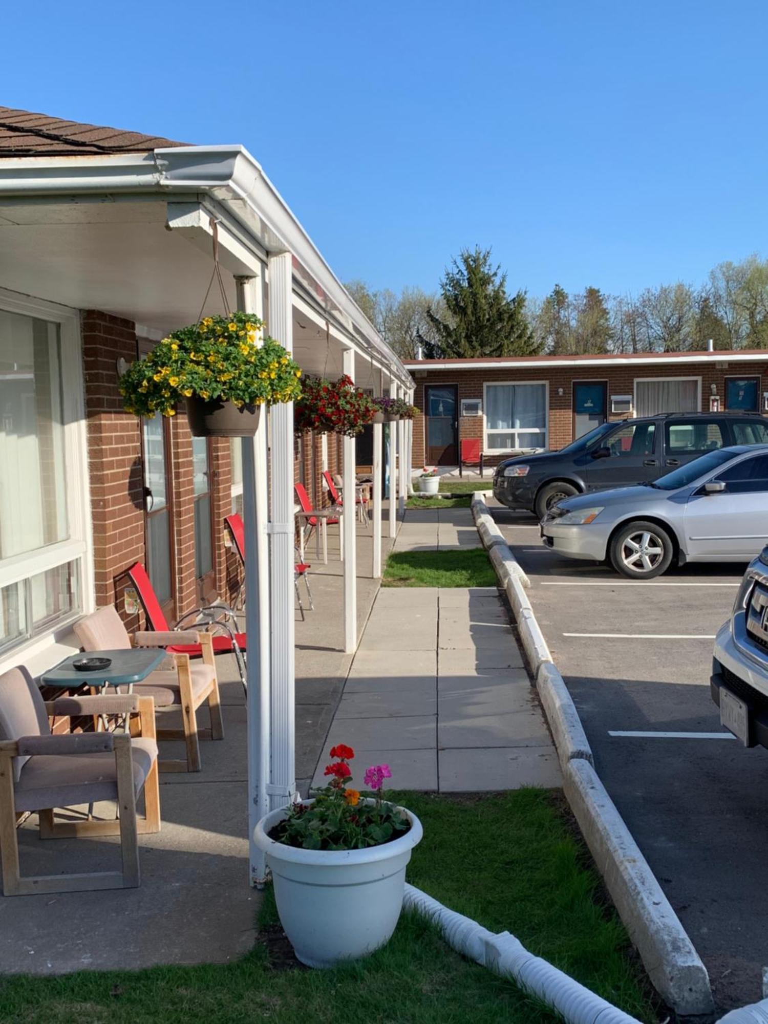 Twin Oaks Motel Orono Exterior photo