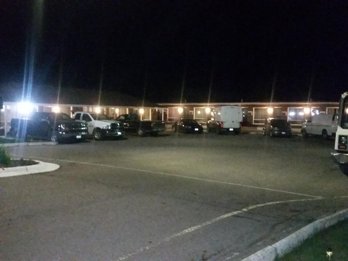 Twin Oaks Motel Orono Exterior photo