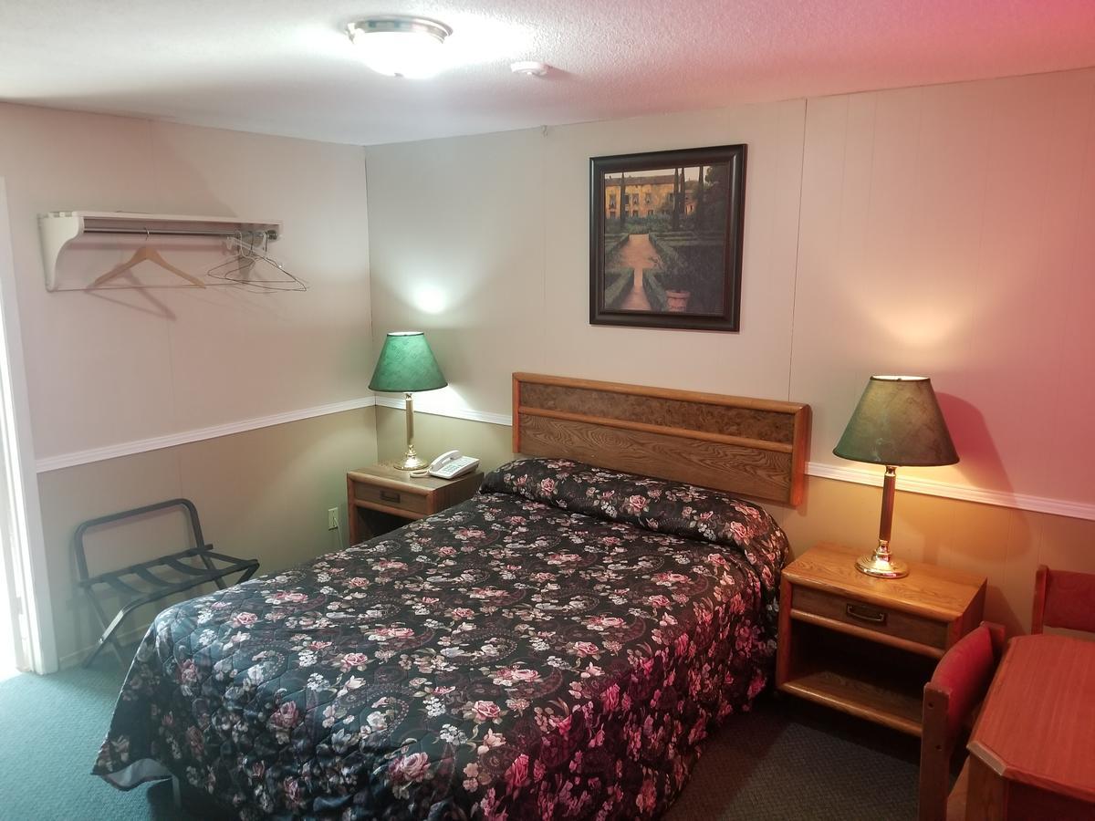 Twin Oaks Motel Orono Exterior photo