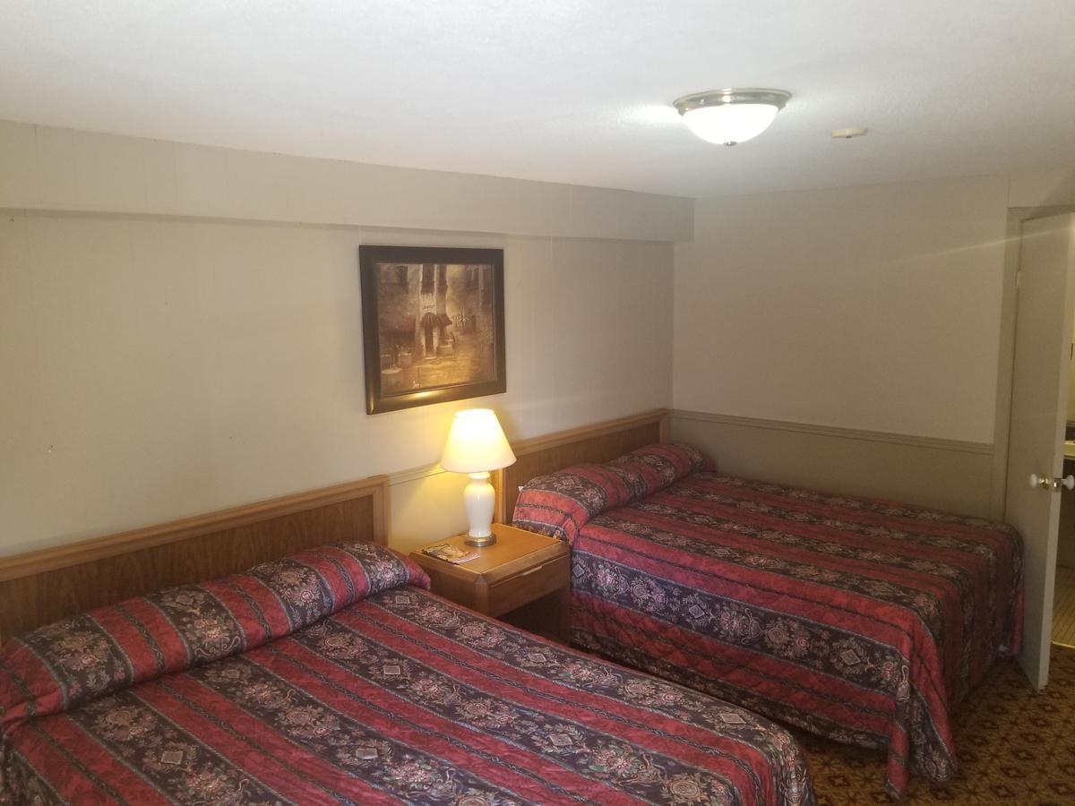 Twin Oaks Motel Orono Exterior photo